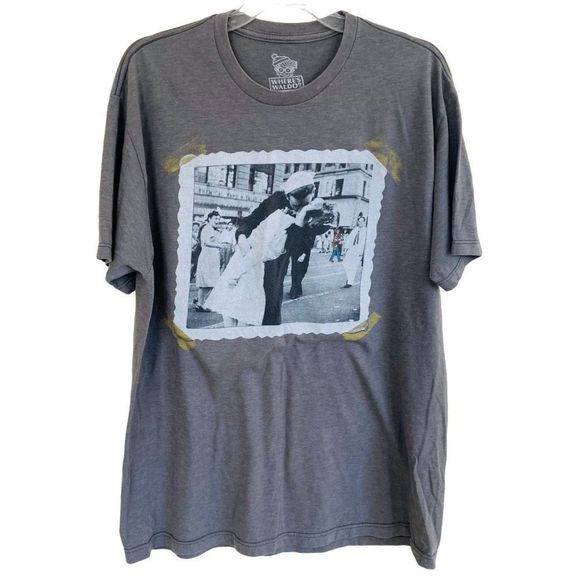 Where's Waldo V-J Day Sailor Kissing Stranger in Times Square XL UNISEX - Picture 1 of 4